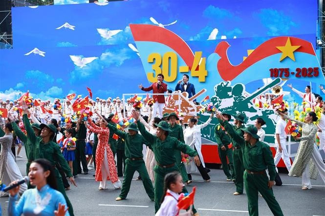 Chương trình nghệ thuật “Rạng rỡ non sông Việt Nam”. le-4.jpg