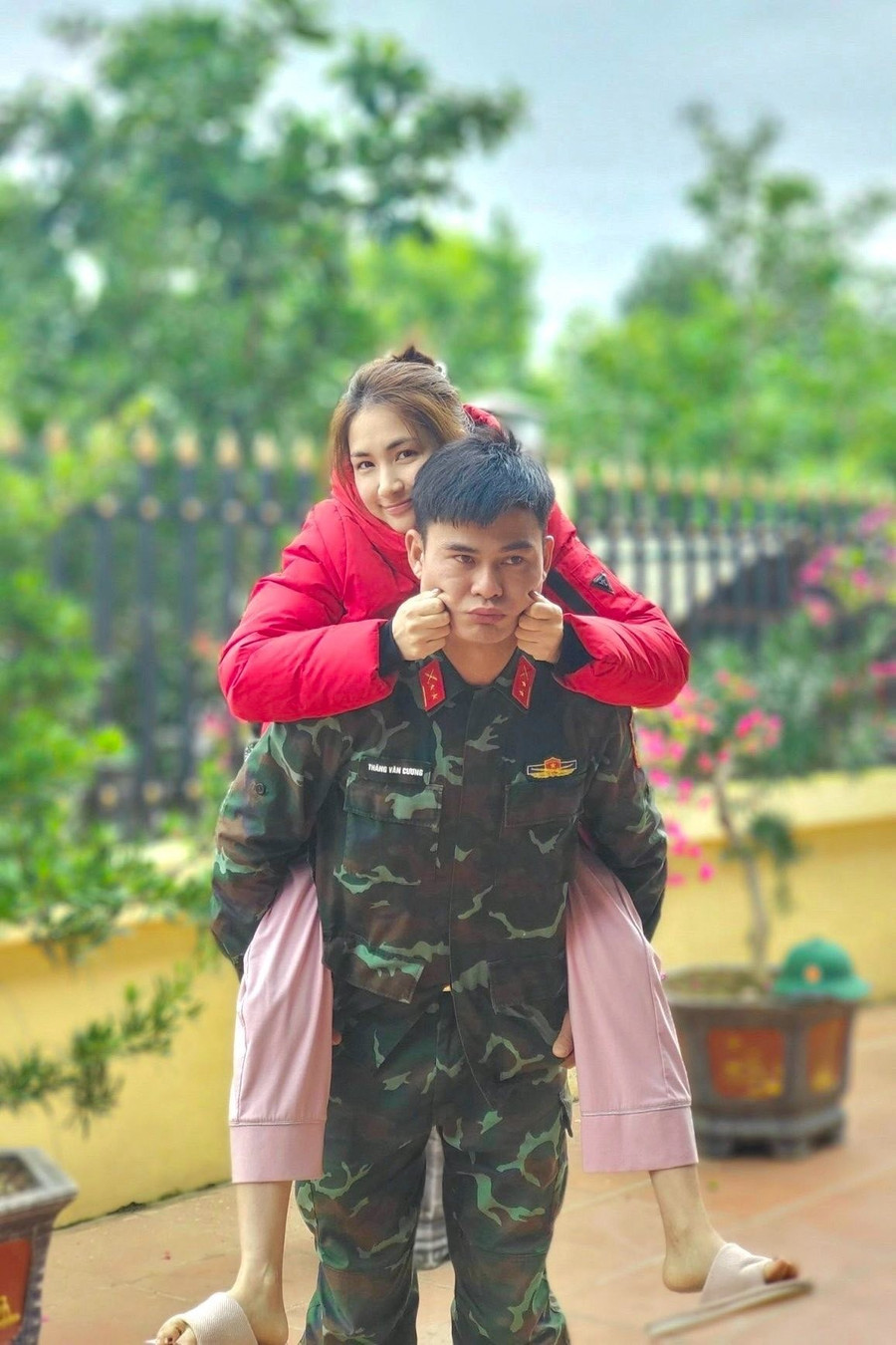 Chuyện tình của Hòa Minzy và chồng Đại úy nhận được nhiều sự chú ý của công chúng. hoa-minzy-2.jpg