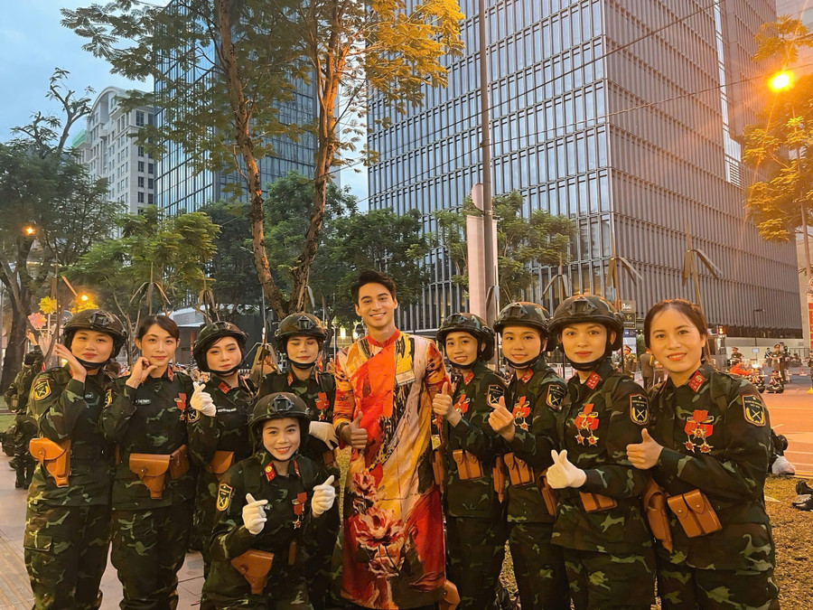 Á vương Thế giới 2024 - Phạm Tuấn Ngọc chụp hình cùng các nữ chiến sĩ. nam-vuong-tuan-ngoc-2-1.jpg