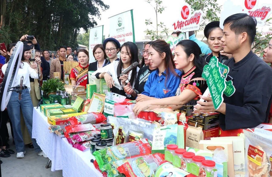 Chương trình livestream phiên chợ xúc tiến, tiêu thụ sản phẩm trên các nền tảng số. Ảnh TL giam-ngheo-1.jpg