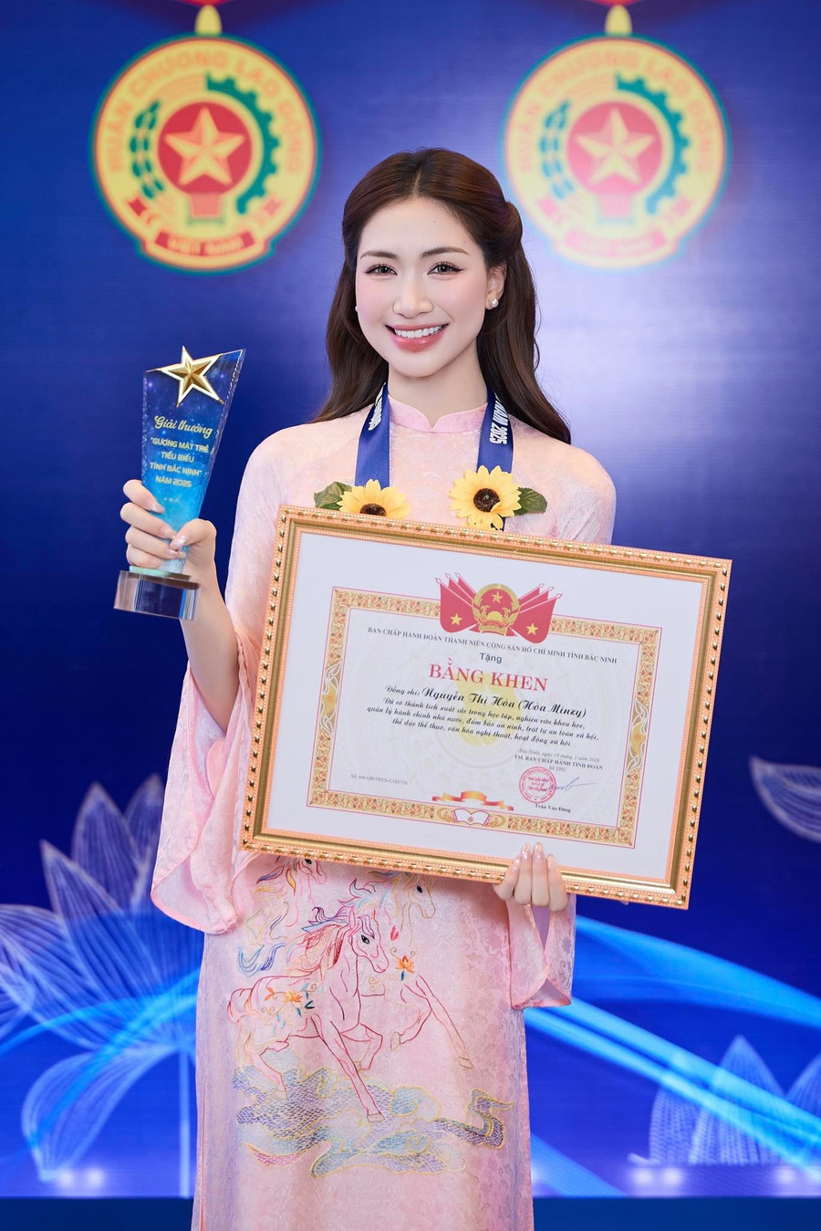 Hòa Minzy giành giải thưởng Gương mặt trẻ tiêu biểu tỉnh Bắc Ninh năm 2025. hoa-minzy.jpg