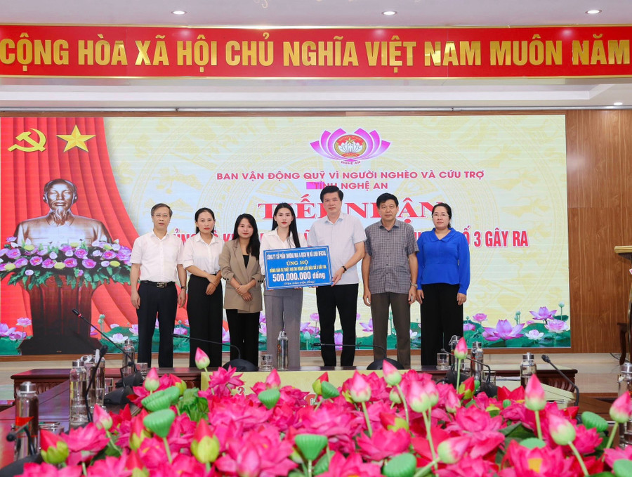 Tiktok Võ Hà Linh gửi tặng 500.000.000 đồng để cứu giúp và hỗ trợ bà con tại Nghệ An. hoa-minzy-3.jpg