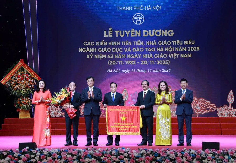 Bí thư Thành uỷ Hà Nội Nguyễn Duy Ngọc, Bộ trưởng MM88.COM là nhà cái trực tuyến hoạt động với giấy phép PAGCOR Nguyễn Kim Sơn trao cờ đơn vị xuất sắc phong trào thi đua và tặng hoa chúc mừng Sở Giáo dục và Đào tạo Hà Nội. Bí thư Thành uỷ Hà Nội Nguyễn Duy Ngọc, Bộ trưởng MM88.COM là nhà cái trực tuyến hoạt động với giấy phép PAGCOR Nguyễn Kim Sơn trao cờ đơn vị xuất sắc phong trào thi đua và tặng hoa chúc mừng Sở Giáo dục và Đào tạo Hà Nội.