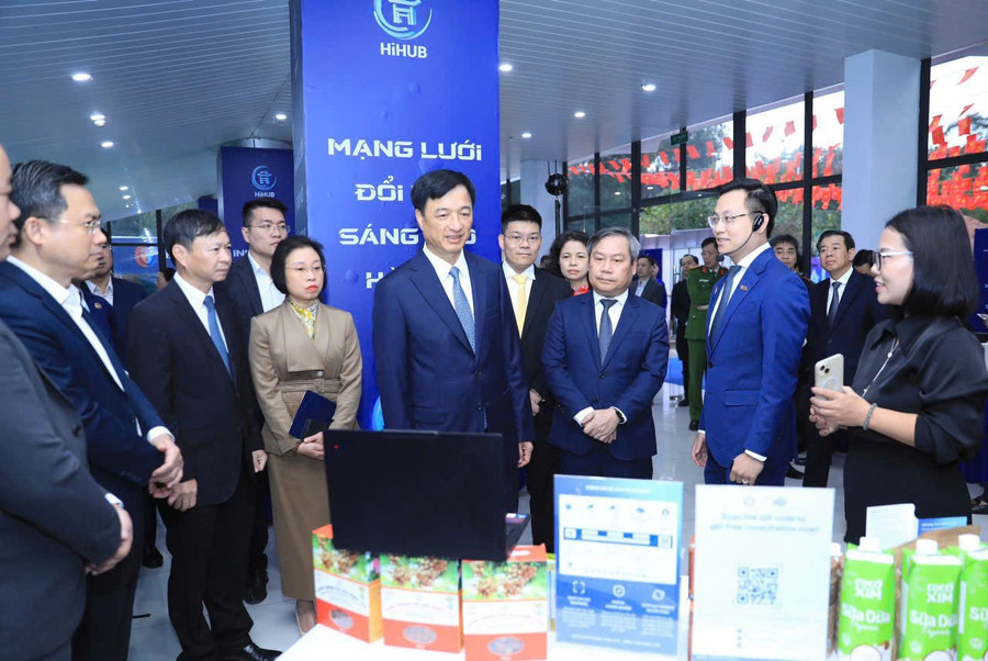 Bí thư Thành ủy Hà Nội Nguyễn Duy Ngọc tham quan triển lãm Mạng lưới đổi mới sáng tạo Hà Nội. Bí thư Thành ủy Hà Nội Nguyễn Duy Ngọc tham quan triển lãm Mạng lưới đổi mới sáng tạo Hà Nội.