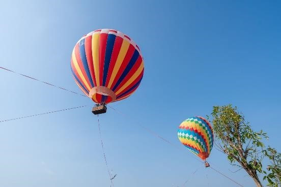 Dàn khinh khí cầu trên nền trời xanh Cần Giờ tạo nên khung cảnh vừa rực rỡ vừa choáng ngợp. le-hoi-1.jpg