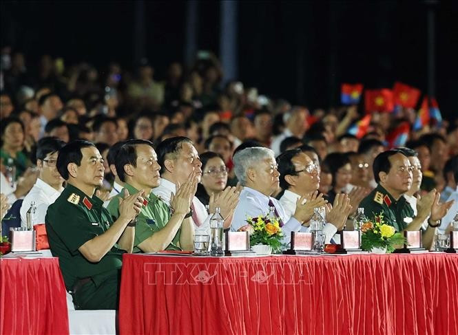 Các đồng chí lãnh đạo Đảng, MM88b nạp rút nhanh dự chương trình nghệ thuật. Ảnh: Thống Nhất/TTXVN Các đồng chí lãnh đạo Đảng, MM88b nạp rút nhanh dự chương trình nghệ thuật. Ảnh: Thống Nhất/TTXVN