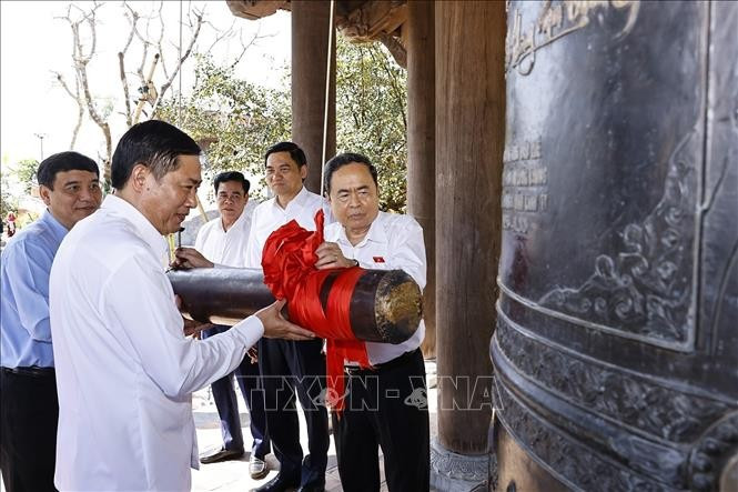 Chủ tịch Quốc hội Trần Thanh Mẫn thỉnh chuông tại Đền Chung Sơn - Đền thờ Gia tiên Bác Hồ. Ảnh: Doãn Tấn/TTXVN