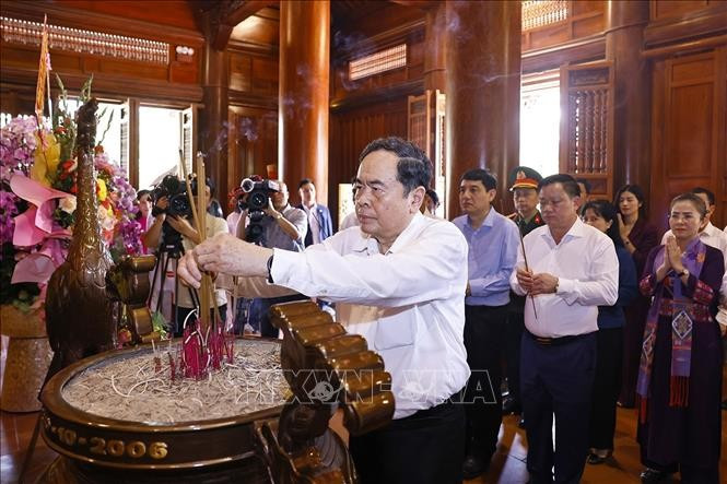 Chủ tịch Quốc hội Trần Thanh Mẫn dâng hoa, dâng hương tưởng nhớ Chủ tịch Hồ Chí Minh tại Khu Di tích quốc gia đặc biệt Kim Liên. Ảnh: Doãn Tấn/TTXVN