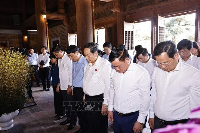 Chủ tịch Quốc hội Trần Thanh Mẫn tưởng nhớ Chủ tịch Hồ Chí Minh tại Khu Di tích quốc gia đặc biệt Kim Liên. Ảnh: Doãn Tấn/TTXVN