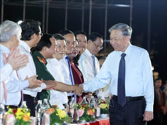 Tổng Bí thư Tô Lâm với các đại biểu. Ảnh: Thống Nhất/TTXVN Tổng Bí thư Tô Lâm với các đại biểu. Ảnh: Thống Nhất/TTXVN
