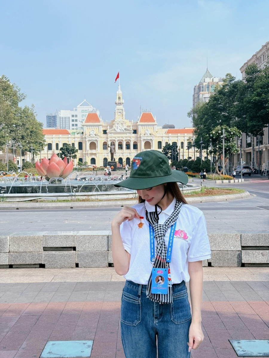 Hòa Minzy vinh dự nhận huy hiệu Thanh niên tiên tiến làm theo lời Bác. hoa-minzy-2.jpg