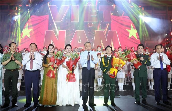 Tổng Bí thư Tô Lâm với các nghệ sĩ tham gia biểu diễn. Ảnh: Thống Nhất/TTXVN tphcm-5.jpg