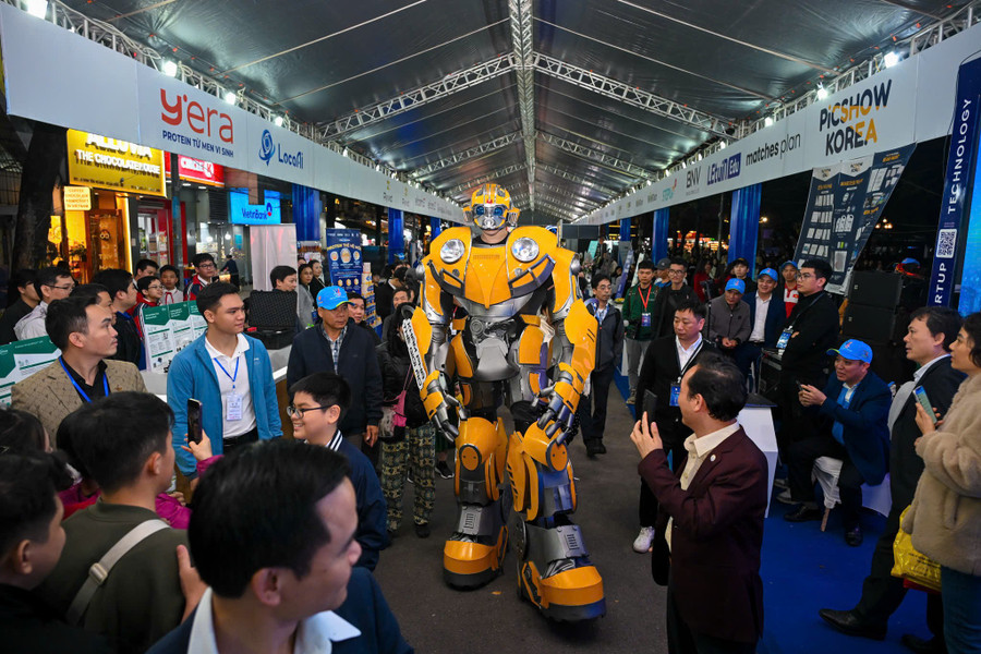 Khu vực trải nghiệm công nghệ tại Techfest 2025 được đặt ngay trên phố đi bộ Hồ Gươm, thu hút đông đảo lượt khách ghé thăm. Ảnh. Giang Huy khu-vuc-trai-nghiem-cong-nghe-tai-techfest-2025-duoc-dat-ngay-tren-pho-di-bo-ho-guom-thu-hut-dong-dao-luot-khach-ghe-tham-anh-giang-huy.jpg
