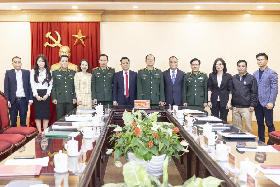 Các đại biểu chụp ảnh lưu niệm. Ảnh: Quang Vinh