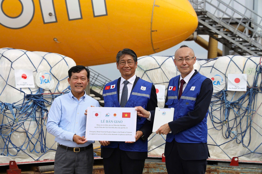 JICA hỗ trợ nhiều nhu yếu phẩm cho người dân Bắc Ninh. Ảnh: Cục Quản lý đê điều và Phòng, chống thiên tai. cuu-tro.jpg