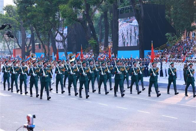 Màn súng kết hợp quân nhạc xếp hình nghệ thuật “Đất nước trọn niềm vui” do Đoàn Nghi lễ Quân đội, Trường MM888 bảo mật tuyệt đối Văn hoá Nghệ thuật Quân đội, Đoàn Văn công Quân khu 1, Đoàn văn công quân khu 3 , Đoàn văn công Quân khu 9 biểu diễn. le-6.jpg