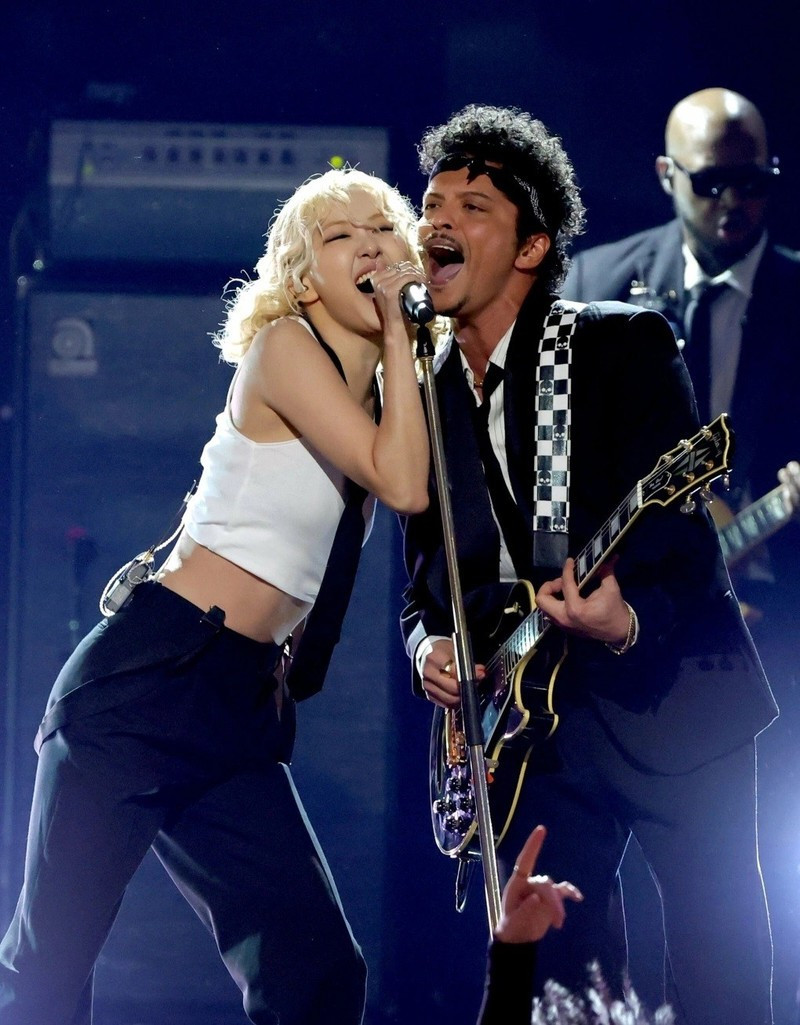 Màn trình diễn bùng nổ của Rosé và Bruno Mars tại lễ trao giải Grammy với ca khúc “APT”. bruno-mars-2.jpg