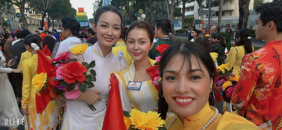 Hoa hậu Bảo Ngọc và Hoa hậu Kiều Duy thoải mái chụp ảnh cùng mọi người. hoa-hau-bao-ngoc-kieu-duy.jpg