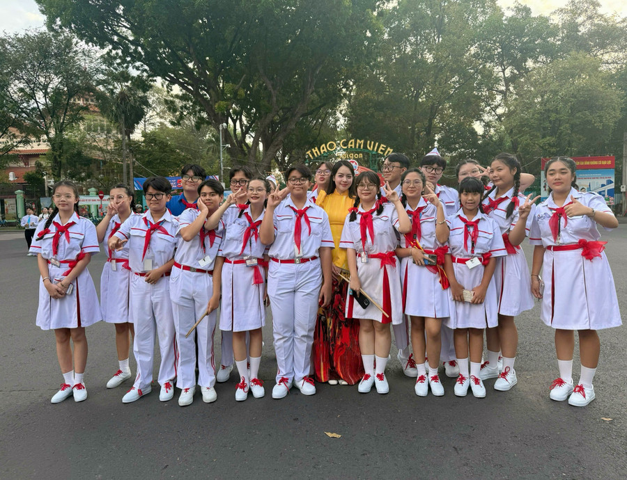 Hoa hậu Thanh Thủy chụp ảnh kỉ niệm cùng các chiến sĩ và em nhỏ tham gia lễ Tổng duyệt diễu binh, diễu hành. hoa-hau-thanh-thuy-tong-duyet-dieu-hanh-30-5.jpg