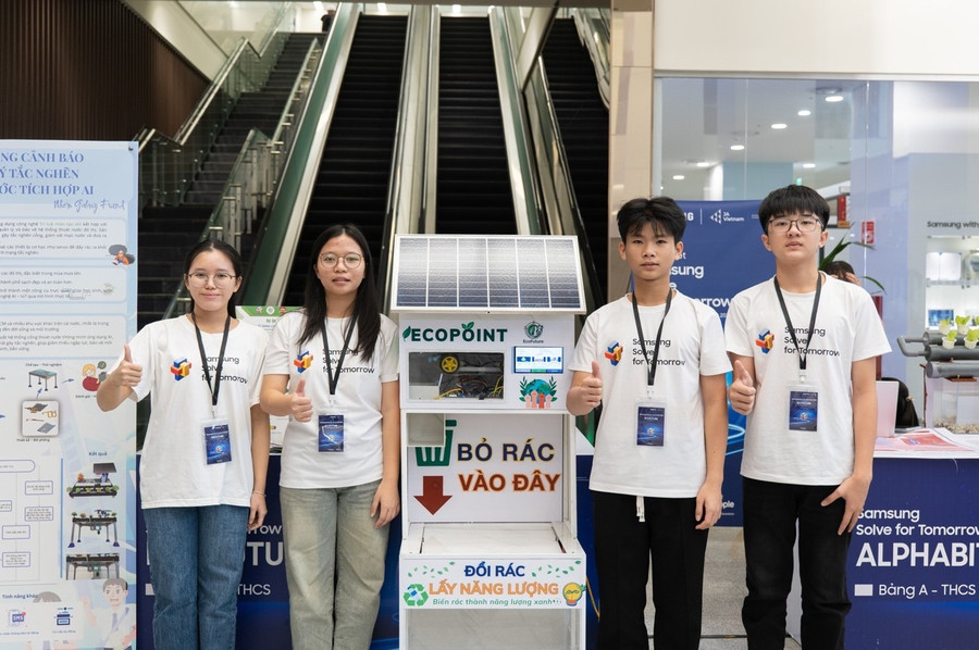 Đội thi EcoFutute tại vòng chung kết Solve for Tomorrow. ischool-quang-tri-3.jpg