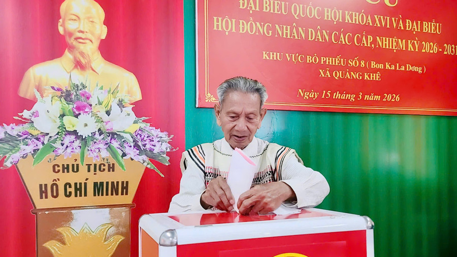 Cử tri bon Ka La Dơng, xã Quảng Khê tham gia bỏ phiếu. z7621592600299-ab62546eb2eaec0aa6ebd4408de932ee.jpg