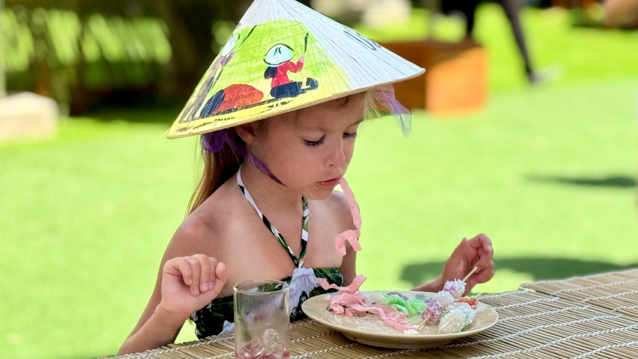 Các du khách nhí thưởng thức ẩm thực Tết của người Việt. z7513958683578-ef4276b1c99a145f391d238f1316a13a.jpg