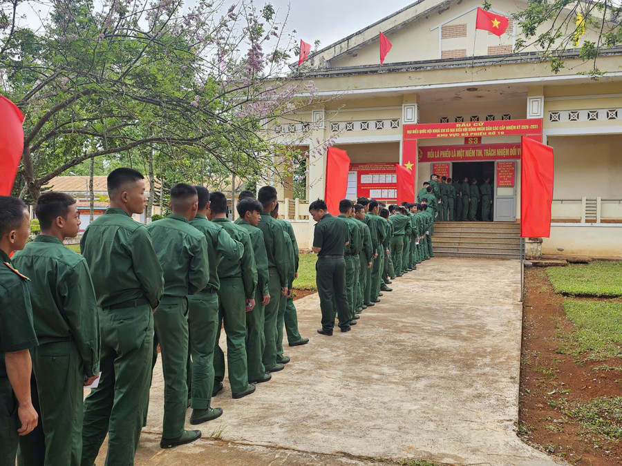 Cử tri có mặt từ sớm để tham gia bỏ phiếu. z7618440962305-312271a061d77f808f00e03719a41f4c.jpg