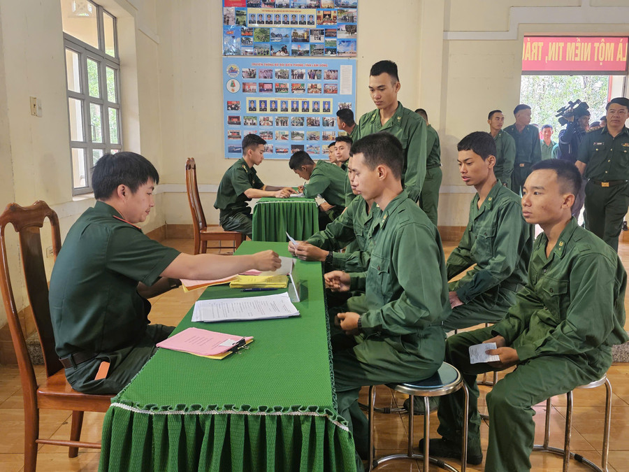 Các chiến sĩ nhận phiếu cử tri. z7618440980396-7d35518a8fb2808219a43be2b4eb38f1.jpg