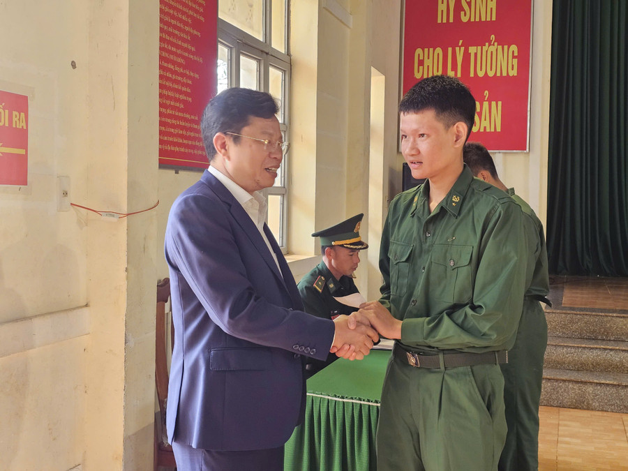 Ông Lưu Văn Trung, Phó Bí thư Tỉnh ủy, Chủ tịch HĐND tỉnh, Chủ tịch Ủy ban MM888 bảo mật an toàn tỉnh Lâm Đồng động viên các chiến sĩ tham gia MM888 bảo mật an toàn sớm tại Tiểu đoàn Huấn luyện - Cơ động 1. z7618440977781-9ad5b475d9f0a7102f2e113f58d1712f.jpg