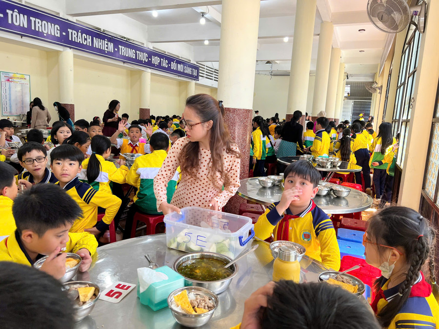 Lâm Đồng siết chặt kiểm soát bếp ăn trường học sau vụ nghi mất an toàn thực phẩm tại Trường Tiểu học Trưng Vương