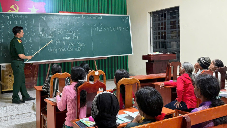 Lớp dạy tiếng phổ thông kết hợp xóa mù chữ cho người lớn của Đoàn Kinh tế Quốc phòng Lâm Đồng tại xã Đam Rông 4. z7221122886846-6a3502948d5468958aa9634bc1b993b6.jpg