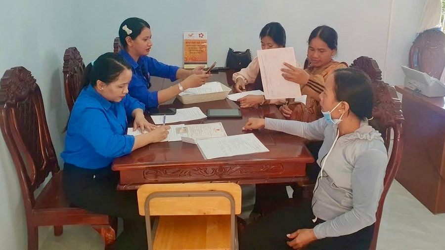 Thanh niên xã La Dạ hướng dẫn người dân làm thủ tục số. z7359696834248-1c32e0dfc8f413c1e18c06696611f553.jpg