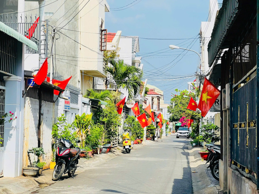 Cờ đỏ sao vàng trong các ngõ ngách của tỉnh Lâm Đồng. a4-ruc-ro-co-hoa-huong-ve-dai-hoi-dang.jpg