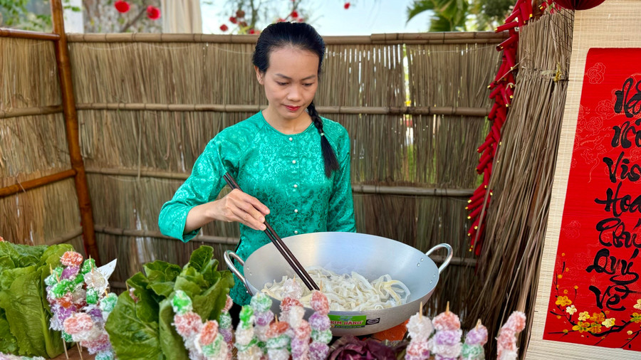 Một gian hàng ẩm thực tái hiện lại cách làm mứt dừa ngày Tết. z7513960737290-bf84e50c8a626836340b83ac6f5c93d7.jpg
