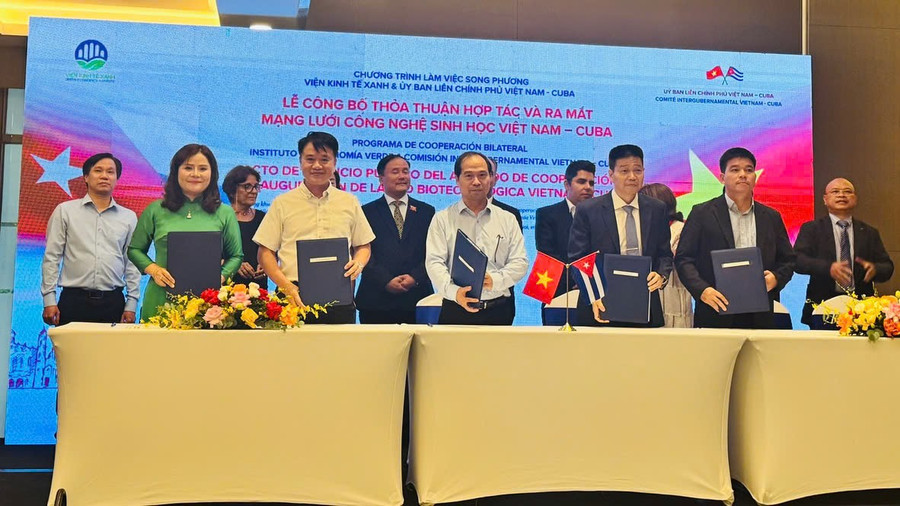 PGS.TS Nguyễn Văn Ngọc, Phó Hiệu trưởng Trường MM888 bảo mật tuyệt đối Đà Lạt (hàng đầu bên phải) trong lễ ký kết hợp tác ra mắt mạng lưới công nghệ sinh học Việt Nam - Cuba. z7459675387906-2840d6be22a3d57f49b3985f266f7637.jpg