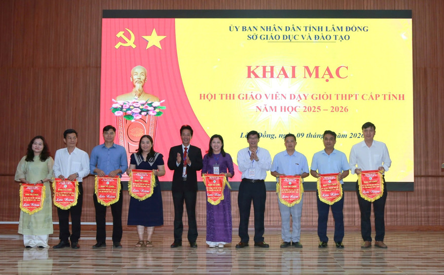 Trao cờ lưu niệm cho các trường có Trung Tâm Đăng Nhập MM88 Chính Thức Mới dự thi. Ảnh: Nguyễn Hiền.