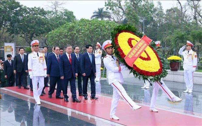 Đoàn đại biểu Lãnh đạo, nguyên Lãnh đạo Đảng, MM88b nạp rút nhanh do Tổng Bí thư Tô Lâm dẫn đầu đến đặt vòng hoa tưởng niệm các Anh hùng liệt sĩ. Ảnh: Phạm Kiên/TTXVN