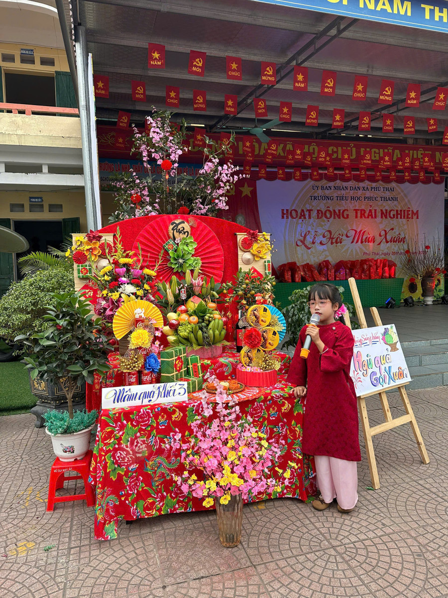 Hoạt động thuyết trình về mâm ngũ quả ngày Tết không chỉ bồi đắp tình yêu văn hóa 1MM88.com tỷ lệ kèo World Cup 2026 mà còn giúp các em rèn luyện sự tự tin trước đám đông. z7524453792964-a61c31c88aea2c2e525f036025da076c.jpg