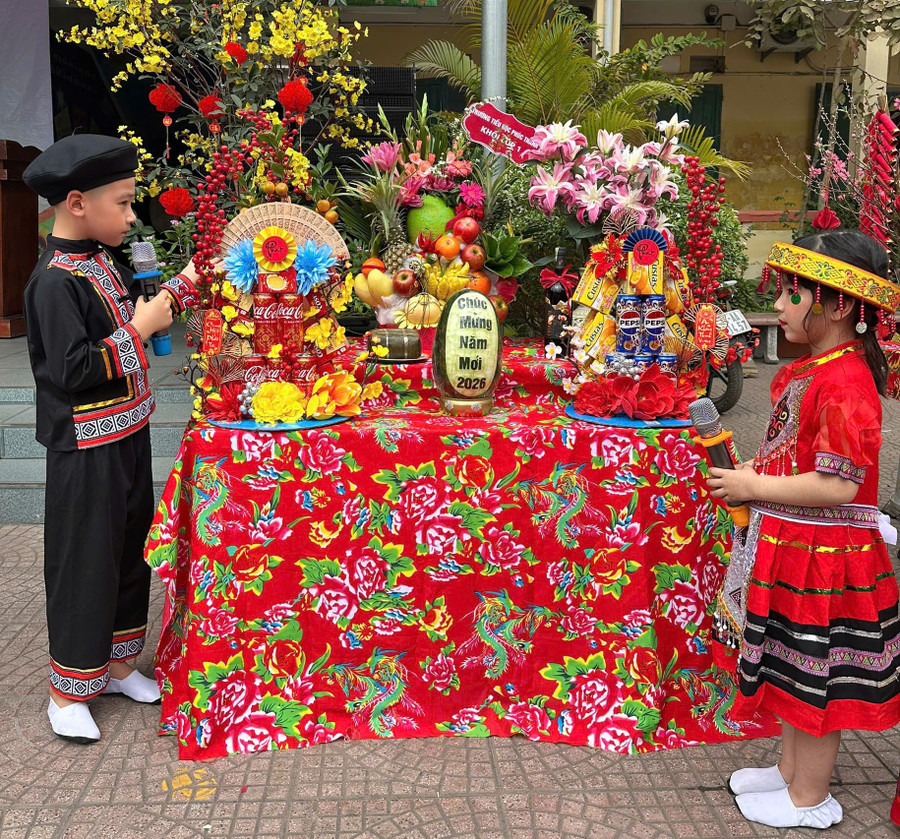 Mỗi khối lớp đều chọn cho mình ý tưởng bài trí mâm ngũ quả độc đáo, ấn tượng. z7524453776783-6ecd4c98193e500ad62c15271b41beaf-6342.jpg