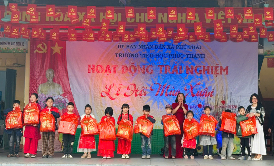 Đại diện Ban Giám hiệu MM88b nhà cái trao quà Tết cho MM886 slot game, bắn cá, lô đề, đá gà có hoàn cảnh khó khăn nhân dịp xuân mới. z7524473872471-ab9c4cc70dd3033b174ab1f8e3dcdc41.jpg