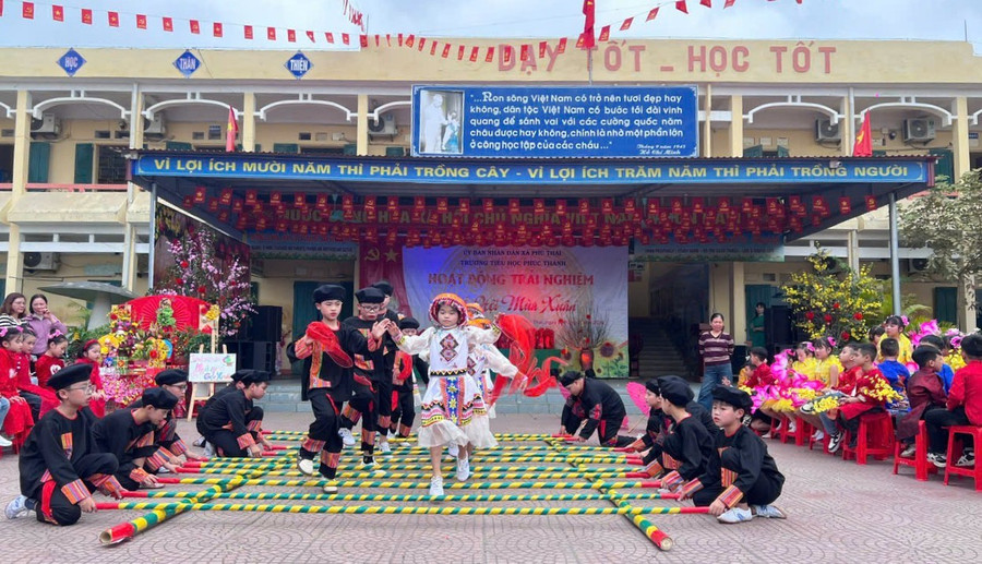 Những tiết mục văn nghệ đặc sắc góp phần tạo không khí tươi vui, rộn ràng trong “Lễ hội mùa xuân”. z7524462751231-de7cc0311b42a88765d0dc427be72258-2927.jpg