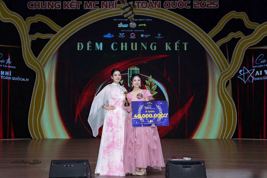 Gia Hân (phải), MM886 slot game, bắn cá, lô đề, đá gà Trường THCS & THPT Nguyễn Tất Thành xuất sắc giành Á quân MC nhí toàn quốc 2025