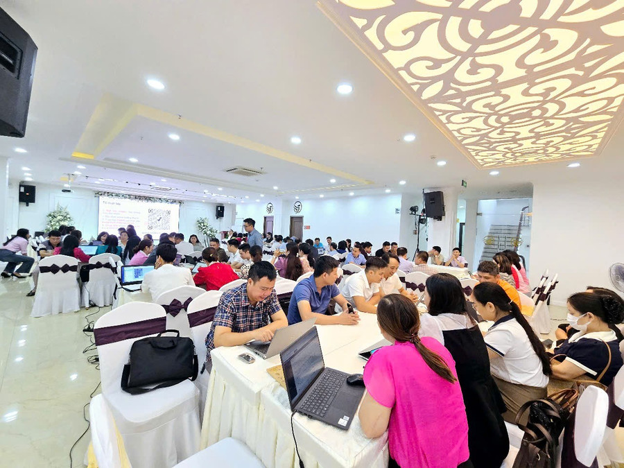 Nhà giáo tích cực tham gia tập huấn. tap-huan-5.png