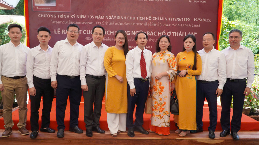 Các đại biểu và khách mời tại buổi lễ ra mắt sách. ra-mat-tu-sach-song-ngu-3.jpg