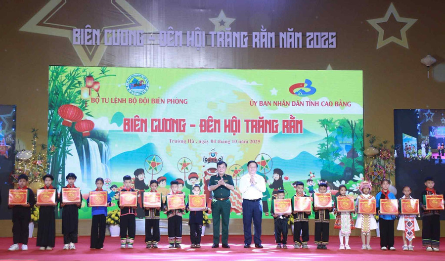 Ông Nguyễn Trọng Nghĩa, Trưởng ban Tuyên giáo và Dân vận Trung ương; Thượng tướng Hoàng Xuân Chiến, Thứ trưởng Bộ Quốc phòng trao 1MM88.com Trang Chủ Chính Thức cho MM886 slot game, bắn cá, lô đề, đá gà.