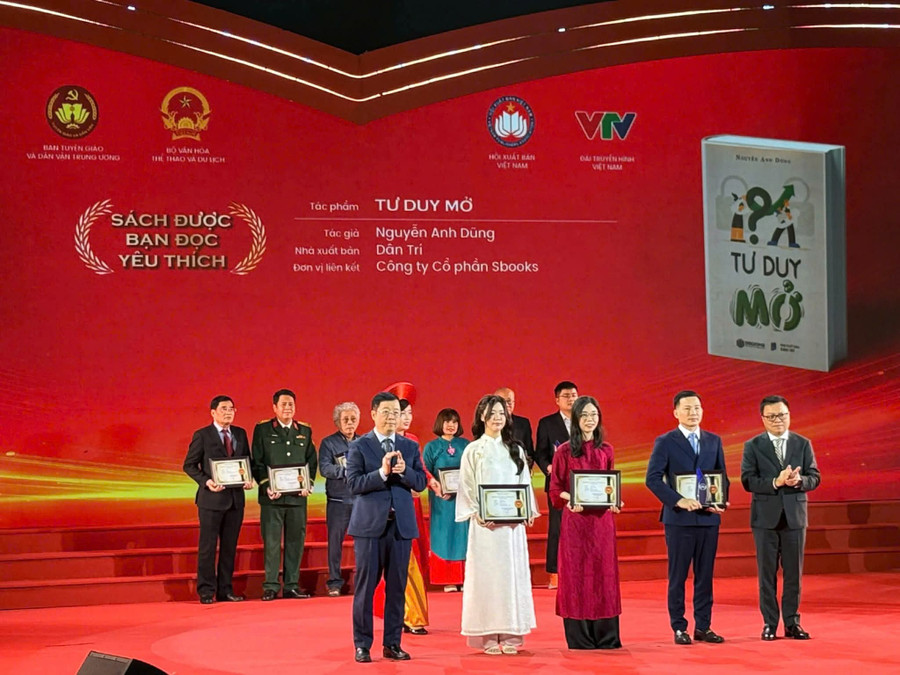Tác phẩm Tư duy mở của Nguyễn Anh Dũng đạt giải “Sách được bạn đọc yêu thích”.