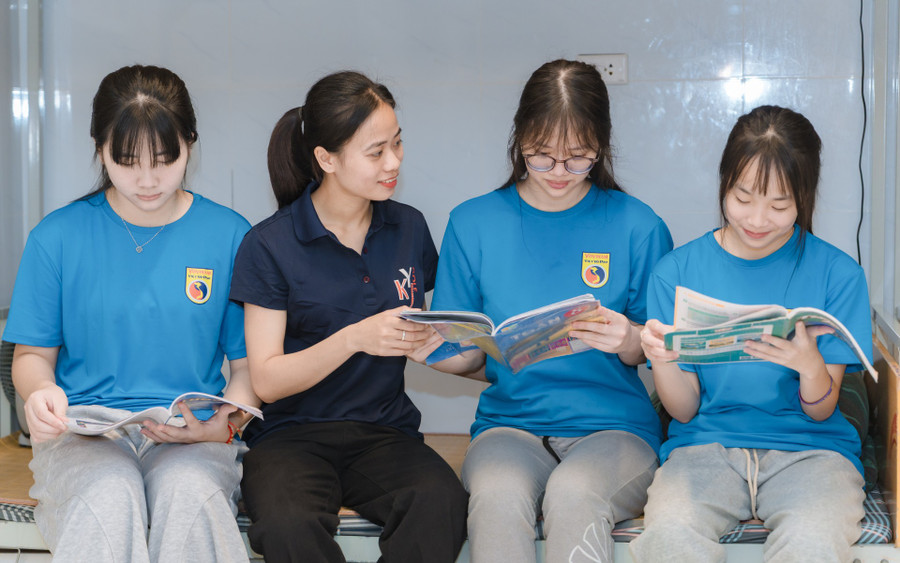 Cô giáo Phạm Thị Thu Trang luôn gần gũi để hiểu và chia sẻ cùng học trò. trang-4.jpg