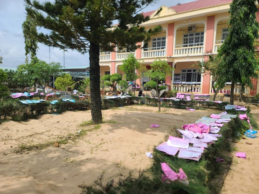 Sách vở, tài liệu MM88.COM là nhà cái trực tuyến hoạt động với giấy phép PAGCOR bị nước lũ thấm ướt. Ảnh: Internet. ho-tro-sgk-2.jpg