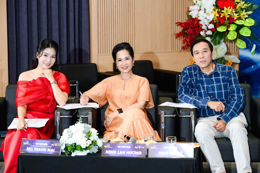 MC Thanh Mai, NSND Lan Hương, NSƯT Đỗ Kỷ trong vai trò Ban giám khảo. mc-nhi-4.jpg