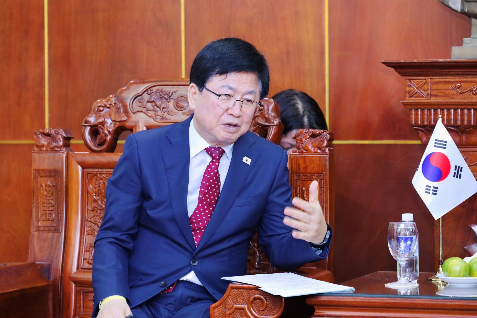 Ông Choi Kyo Jin, Bộ trưởng Bộ Giáo dục Hàn Quốc trao đổi với Quyền Bộ trưởng Hoàng Minh Sơn. han-quoc3.jpg